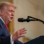 Donald Trump discursa em evento para promover lei orçamentária ‘grande e bela’ de sua administração, na Sala Leste da Casa Branca, em 26 de junho de 2025 (Foto Gabriel B Kotico/Oficial Casa Branca)