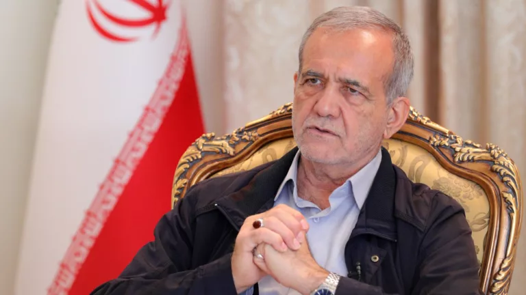 Masoud Pezeshkian, nono presidente do Irã, em entrevista ao site oficial do líder supremo do Irã, em 25 de julho de 2024 (Foto khamenei.ir)