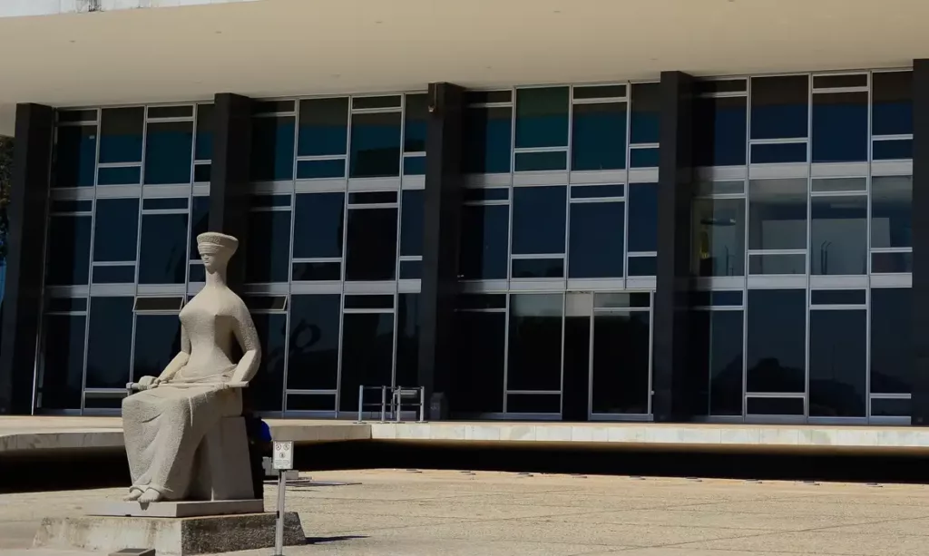 Escultura "A Justiça" diante do edifício sede do Supremo Tribunal Federal, na Praça dos Três Poderes, em Brasília (Foto Marcello Casal Jr/Agência Brasil)