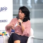 Karine Fragoso, gerente geral de Petróleo, Gás, Energias e Naval da Firjan, participa de painel na Offshore Week 2024, no Rio, em 30 de outubro (Foto Victor Curi/eixos)