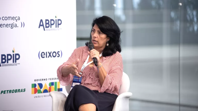 Karine Fragoso, gerente geral de Petróleo, Gás, Energias e Naval da Firjan, participa de painel na Offshore Week 2024, no Rio, em 30 de outubro (Foto Victor Curi/eixos)