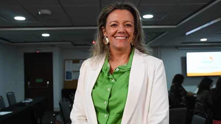 Diretora de Petróleo, Gás e Biocombustíveis da EPE, Heloísa Borges, concede entrevista ao estúdio eixos, em 17 de junho de 2025, após o leilão do 5º Ciclo da Oferta Permanente de Concessões da ANP (Foto Juliana Rezende/eixos)