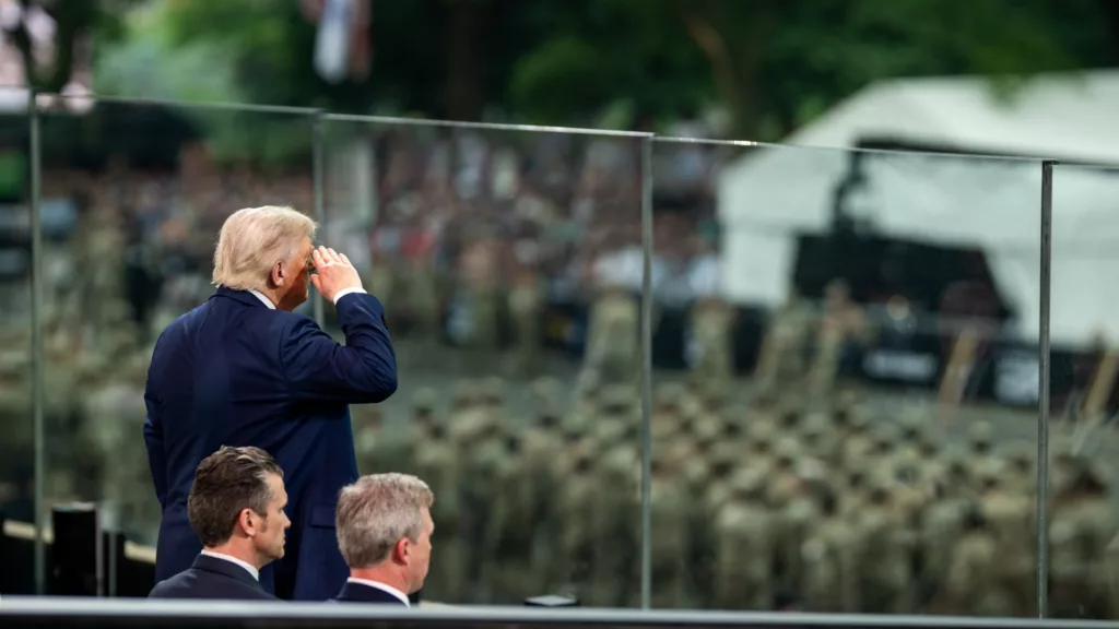 Donald Trump presta continência durante desfile em Washington para celebrar os 250 anos do Exército dos EUA, em 14 de junho de 2025 (Foto Daniel Torok/Casa Branca)