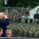 Donald Trump presta continência durante desfile em Washington para celebrar os 250 anos do Exército dos EUA, em 14 de junho de 2025 (Foto Daniel Torok/Casa Branca)