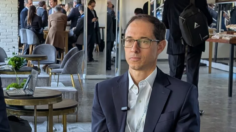 Leopoldo Macchia, VP Comercial da Tecpetrol, concede entrevista ao estúdio eixos no Midstream & Gas Day (Foto: eixos)