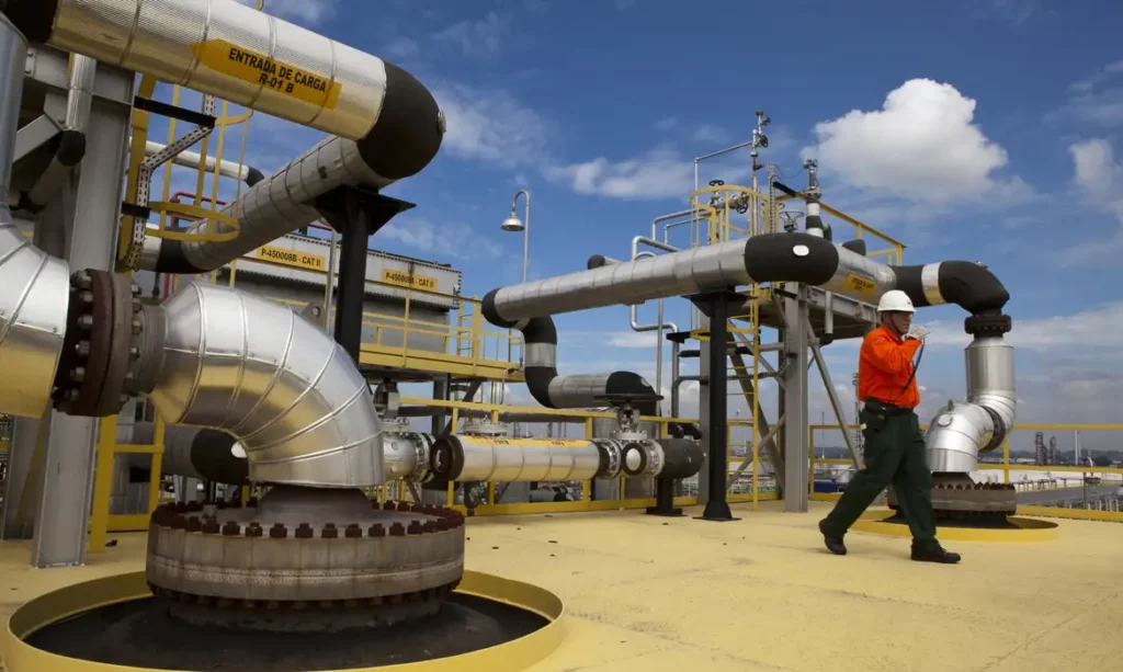 Trabalhadores caminham próximo a instalações de gasoduto de transporte (Foto Rogério Reis/Agência Petrobras)