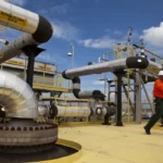Trabalhadores caminham próximo a instalações de gasoduto de transporte (Foto Rogério Reis/Agência Petrobras)