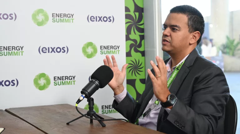 Rodrigo Santana, diretor de Operações na Atlas Agro durante gravação no estúdio da eixos