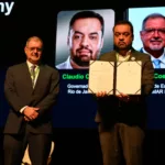 Governador do Rio, Cláudio Castro, assina decretos relacionados à indústria do gás no Energy Summit 2025 (Foto: Juliana Rezende/eixos)