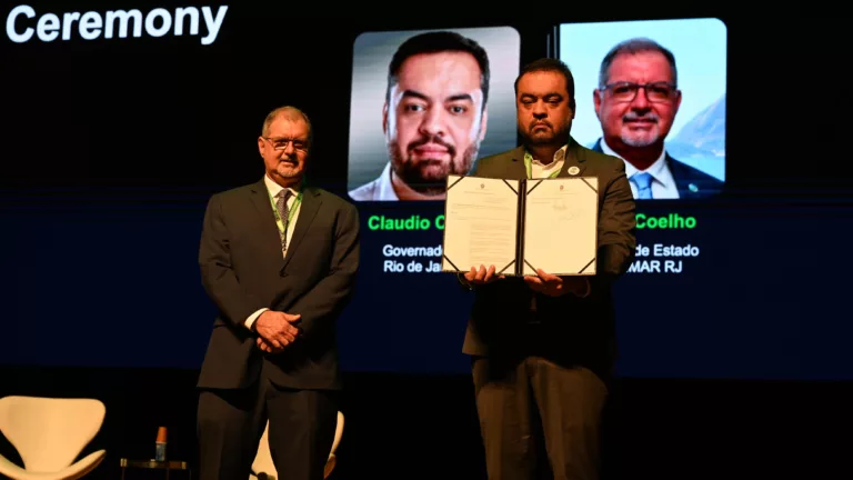 Governador do Rio, Cláudio Castro, assina decretos relacionados à indústria do gás no Energy Summit 2025 (Foto: Juliana Rezende/eixos)