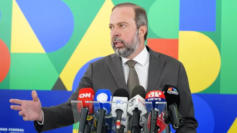 Ministro do MME, Alexandre Silveira, fala durante coletiva de imprensa, em Brasília/DF, em 21 de maio de 2025 (Foto Tauan Alencar/PR)