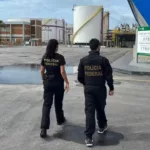 Durante Operação Lágrimas de Sal da PF, policiais federais fazem busca e apreensão em fábrica da Braskem em Maceió (Foto Divulgação)