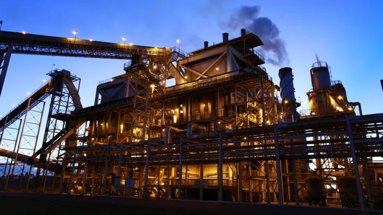 Usina de etanol de Santa Cruz da São Martinho, em Américo Brasiliense, interior de SP, fotografada à noite com as luzes das instalações acesas. Unidade terá investimento de R$ 250 milhões em primeira planta de biometano (Foto Divulgação)
