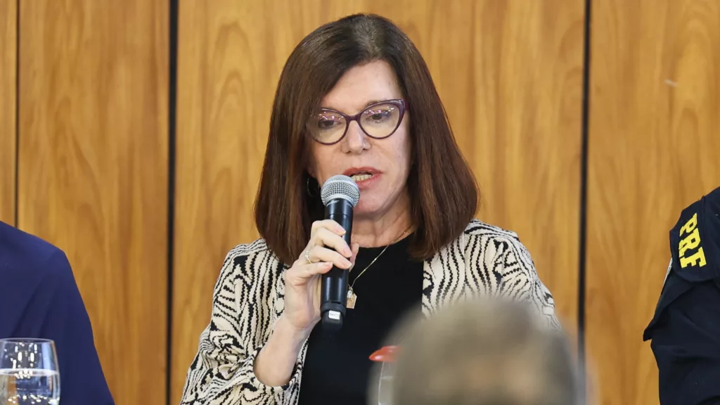 A presidente da Petrobras, Magda Chambriard, assina contrato que destina R$ 318,5 milhões do Fundo Amazônia para o fortalecimento do Plano Amazônia, em 17 de junho de 2024 (Foto Valter Campanato/Agência Brasil)