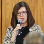 A presidente da Petrobras, Magda Chambriard, assina contrato que destina R$ 318,5 milhões do Fundo Amazônia para o fortalecimento do Plano Amazônia, em 17 de junho de 2024 (Foto Valter Campanato/Agência Brasil)