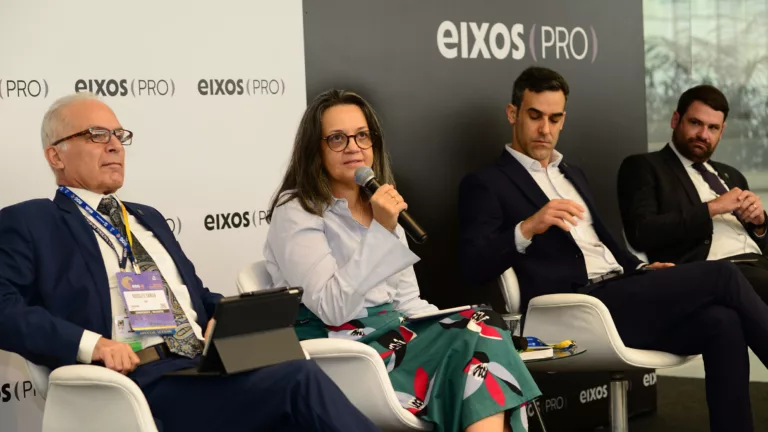 Diretora da ANP Symone Araújo durante evento realizado pelo eixos pro e IBP, em 25 de setembro de 2024 (Foto Steferson Faria/agência eixos)