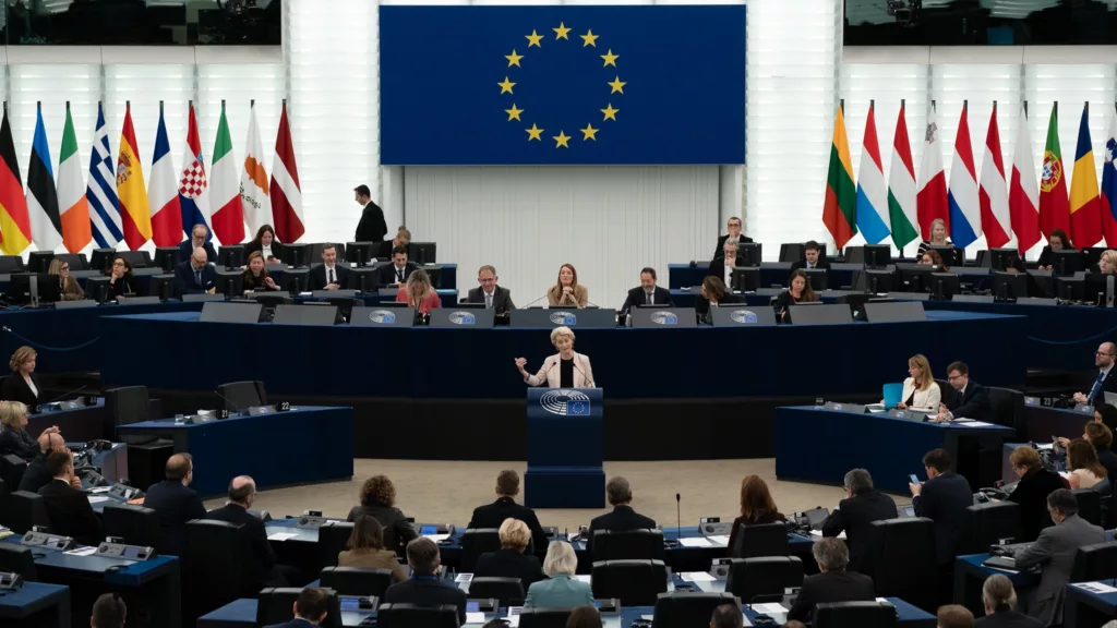 Após debate com Ursula von der Leyen sobre sua nova equipe e programa, Parlamento Europeu aprova nova Comissão Europeia, em 27 de novembro de 2024 (Foto Parlamento Europeu)