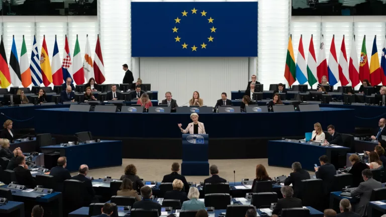Após debate com Ursula von der Leyen sobre sua nova equipe e programa, Parlamento Europeu aprova nova Comissão Europeia, em 27 de novembro de 2024 (Foto Parlamento Europeu)