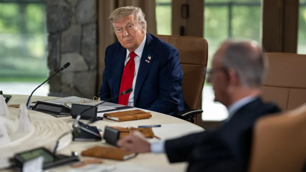 Donald Trump participa da primeira sessão da Cúpula do G7 em Kananaskis, no Canadá, em 16 de junho de 2025 (Foto Daniel Torok/Casa Branca)