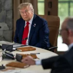 Donald Trump participa da primeira sessão da Cúpula do G7 em Kananaskis, no Canadá, em 16 de junho de 2025 (Foto Daniel Torok/Casa Branca)