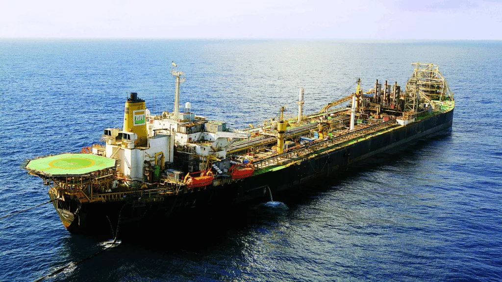Petrobras realiza a desancoragem da plataforma FPSO P-32, no Campo de Marlim, na Bacia de Campos (Foto Agência Petrobras)