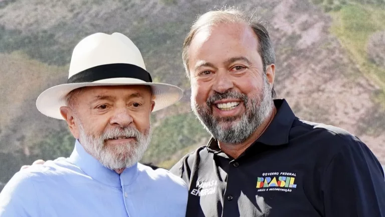 Lula (PT) e o ministro Alexandre Silveira (PSD) durante evento sobre o acordo do Rio Doce, em Minas Gerais (Foto Tauan Alencar/MME)