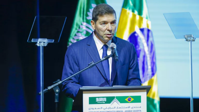 Presidente da Fiesp, Josué Gomes da Silva, discursa no Fórum de Investimentos Brasil – Arábia Saudita, em 31 de julho de 2023 (Foto Paulo Pinto/Agência Brasil)