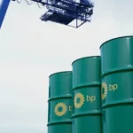 Estoques de barris de petróleo na cor verde, no Reino Unido (Foto Divulgação BP)