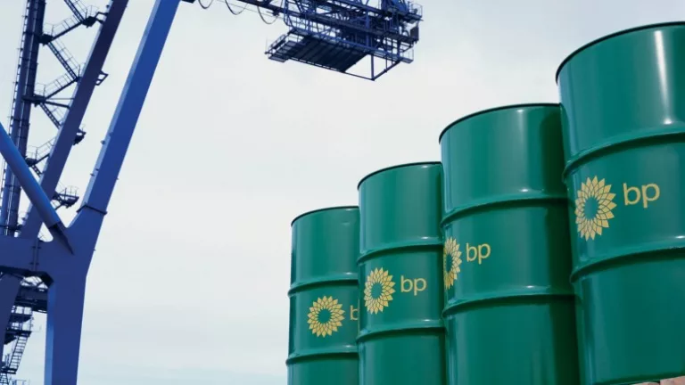 Estoques de barris de petróleo na cor verde, no Reino Unido (Foto Divulgação BP)