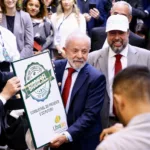 Lula, Alexandre Silveira e empresários durante o evento 'Combustível do Futuro chegou — E30 e B15', após reunião do CNPE, em 25 de junho de 2025 (Foto Tauan Alencar/MME)