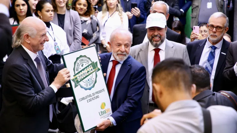 Lula, Alexandre Silveira e empresários durante o evento 'Combustível do Futuro chegou — E30 e B15', após reunião do CNPE, em 25 de junho de 2025 (Foto Tauan Alencar/MME)