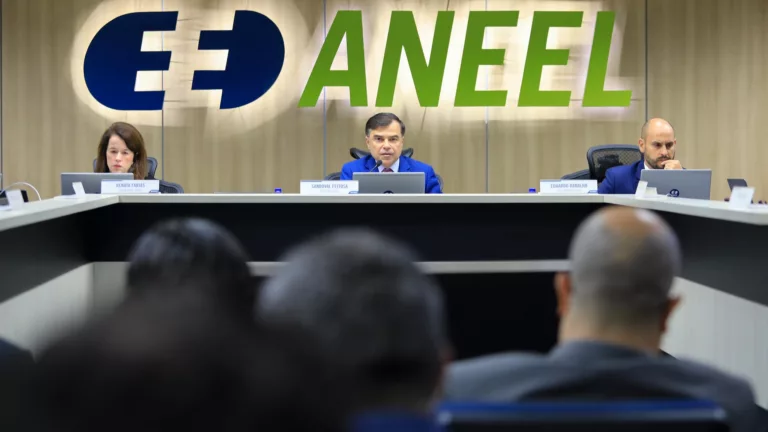 Diretor-geral da Aneel, Sandoval Feitosa, durante a 22ª reunião pública ordinária de 2025 da diretoria colegiada, em 24 de junho (Foto Michel Jesus/Aneel)