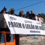 Lideranças indígenas protestam em frente ao hotel na zona oeste do Rio onde acontece o leilão da 5ª Oferta Permanente de Concessão da ANP, em 17 de junho de 2025 (Foto Flavio Brasil/eixos)