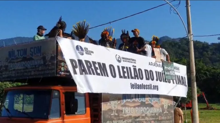 Lideranças indígenas protestam em frente ao hotel na zona oeste do Rio onde acontece o leilão da 5ª Oferta Permanente de Concessão da ANP, em 17 de junho de 2025 (Foto Flavio Brasil/eixos)