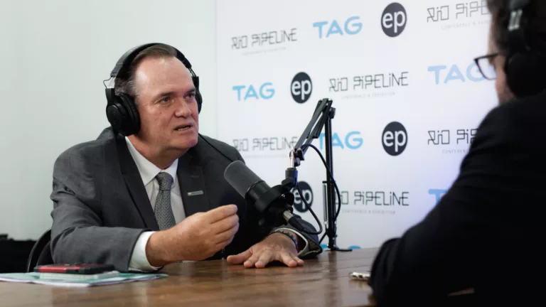 Diretor de Logística, Comercialização e Mercados da Petrobras, Claudio Schlosser, concede entrevista ao estúdio epbr durante a Rio Pipeline 2023 (Foto Victor Cury/epbr)