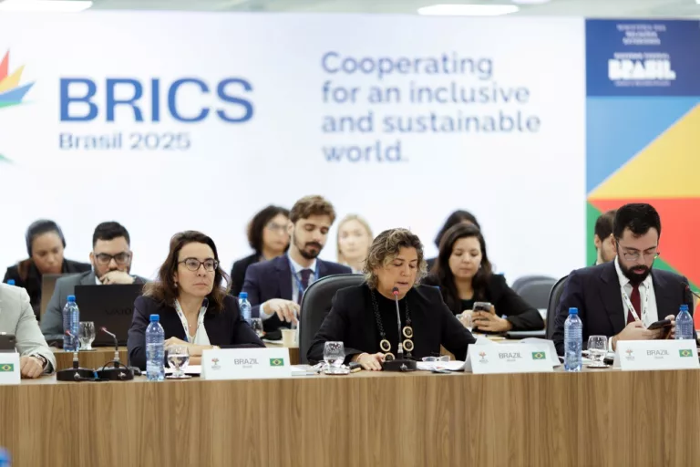 Embaixadoras Tatiana Rosito, do Ministério da Fazenda, e Liliam Chagas, do Ministério de Relações Exteriores, lideraram a Reunião de Alto Nível sobre Mudança do Clima e Desenvolvimento Sustentável do Brics, em que foram acordados cinco documentos (Fotos: Isabela Castilho/BRICS Brasil/COP30)