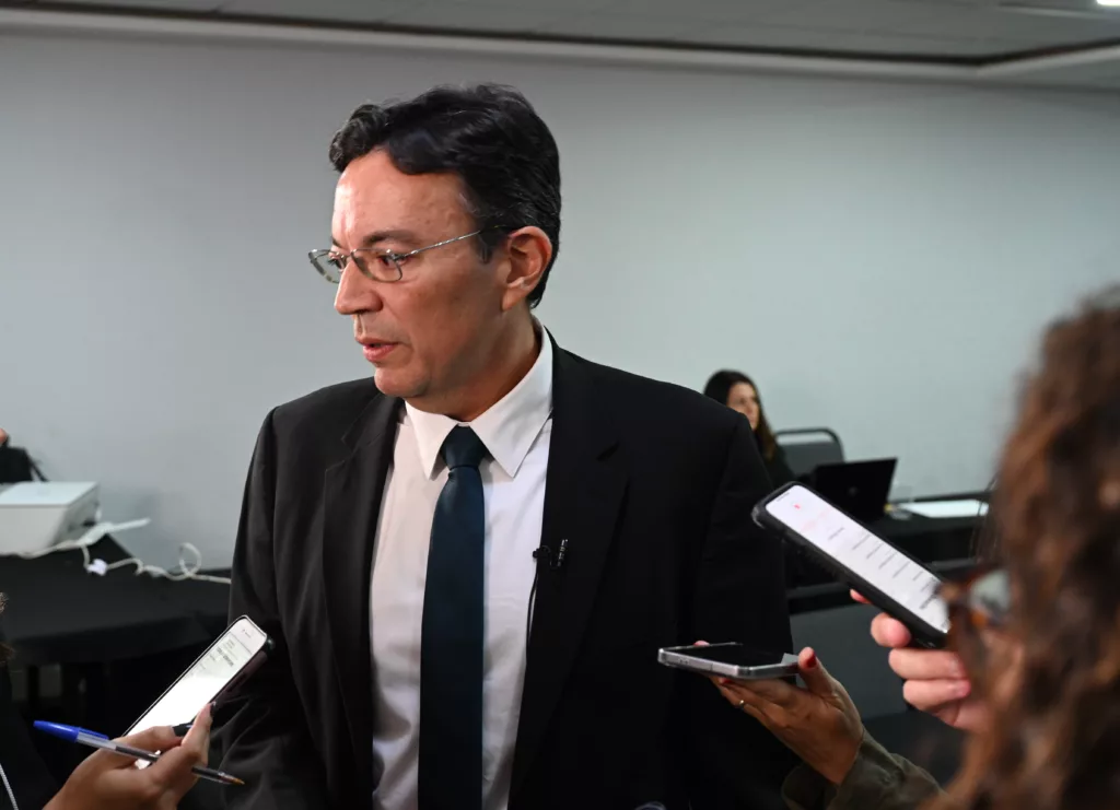 O gerente-geral da Shell, Lúcio Prevatti, durante entrevista no estúdio eixos 