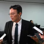 O gerente-geral da Shell, Lúcio Prevatti, durante entrevista no estúdio eixos 
