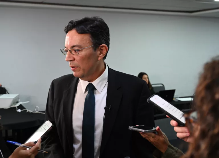 O gerente-geral da Shell, Lúcio Prevatti, durante entrevista no estúdio eixos O gerente-geral da Shell, Lúcio Prevatti, durante entrevista no estúdio eixos