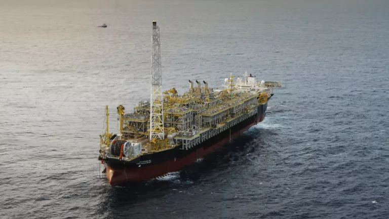 Navio-plataforma FPSO Cidade de São Paulo, no Campo de Sapinhoá na Bacia de Santos (Foto Agência Petrobras)
