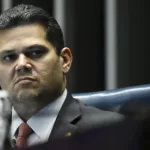 Davi Alcolumbre, à mesa, preside sessão plenária para votação de projetos, em 25 de junho de 2025 (Foto Andressa Anholete/Agência Senado)