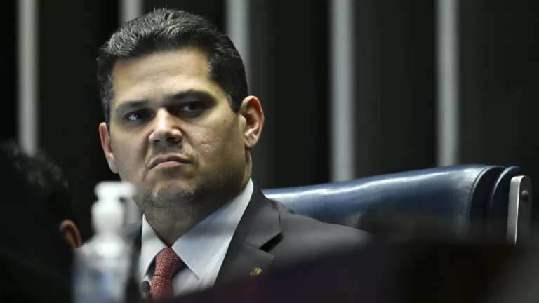 Davi Alcolumbre, à mesa, preside sessão plenária para votação de projetos, em 25 de junho de 2025 (Foto Andressa Anholete/Agência Senado)