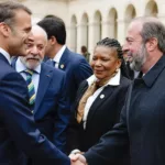 Na presença de Lula, Macron cumprimenta o ministro Alexandre Silveira, durante cerimônia de boas-vindas à Franca, na explanada dos Inválidos, Paris, em 5 de junho de 2025 (Foto Ricardo Stuckert/PR)