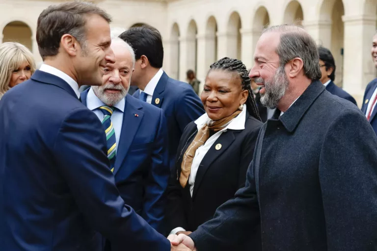 Na presença de Lula, Macron cumprimenta o ministro Alexandre Silveira, durante cerimônia de boas-vindas à Franca, na explanada dos Inválidos, Paris, em 5 de junho de 2025 (Foto Ricardo Stuckert/PR)