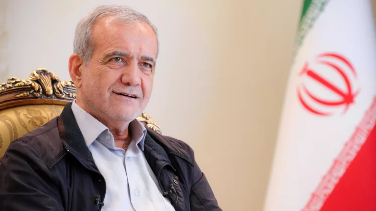 Masoud Pezeshkian, nono presidente do Irã, em entrevista ao site oficial do líder supremo do Irã, em 25 de julho de 2024 (Foto khamenei.ir)