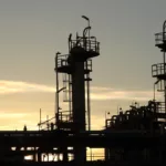 Foto à contraluz das instalações da Refinaria Henrique Lage (Revap), em São José dos Campos (SP), no Vale do Paraíba (Foto Geraldo Falcão/Agência Petrobras)