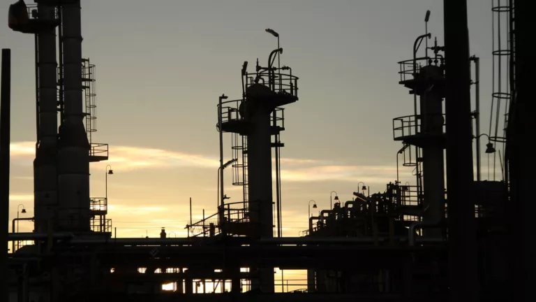 Foto à contraluz das instalações da Refinaria Henrique Lage (Revap), em São José dos Campos (SP), no Vale do Paraíba (Foto Geraldo Falcão/Agência Petrobras)