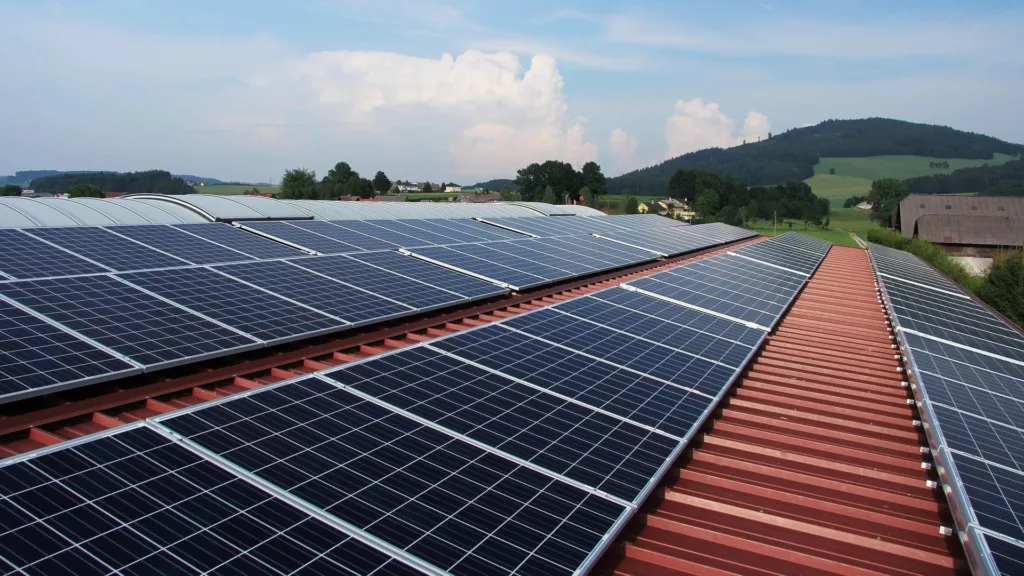Painéis solares fotovoltaicos instalados sobre telhado de residência (Foto schropferoval/Pixabay)