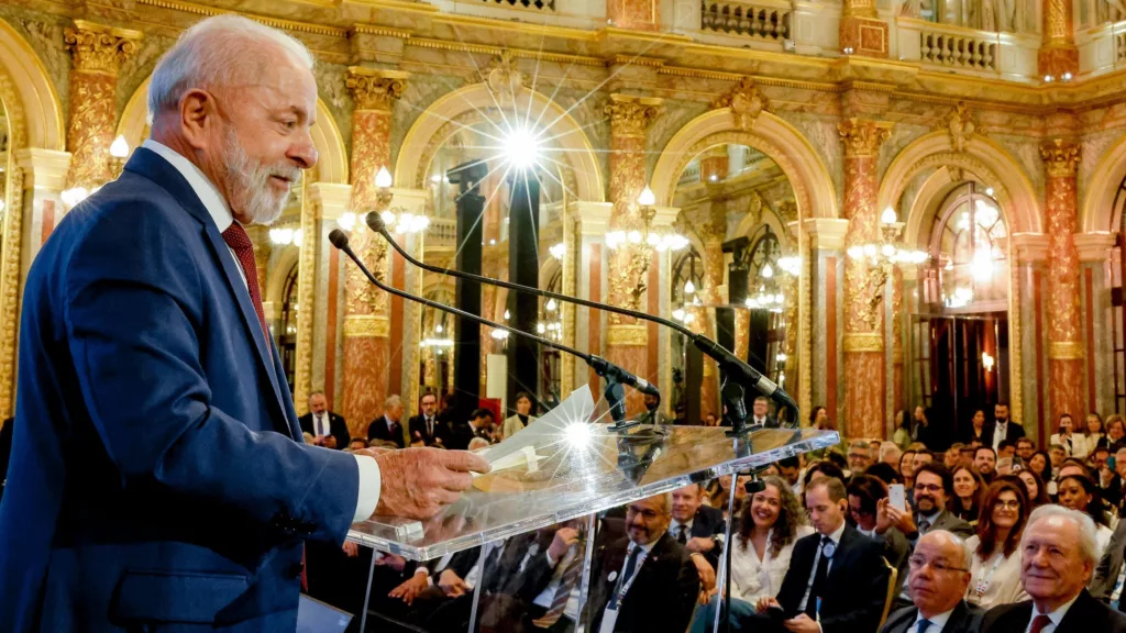 Lula discursa na sessão de encerramento do Fórum Empresarial Brasil, em Paris, durante visita de Estado à França, em 6 de junho de 2025 (Foto Ricardo Stuckert/PR)