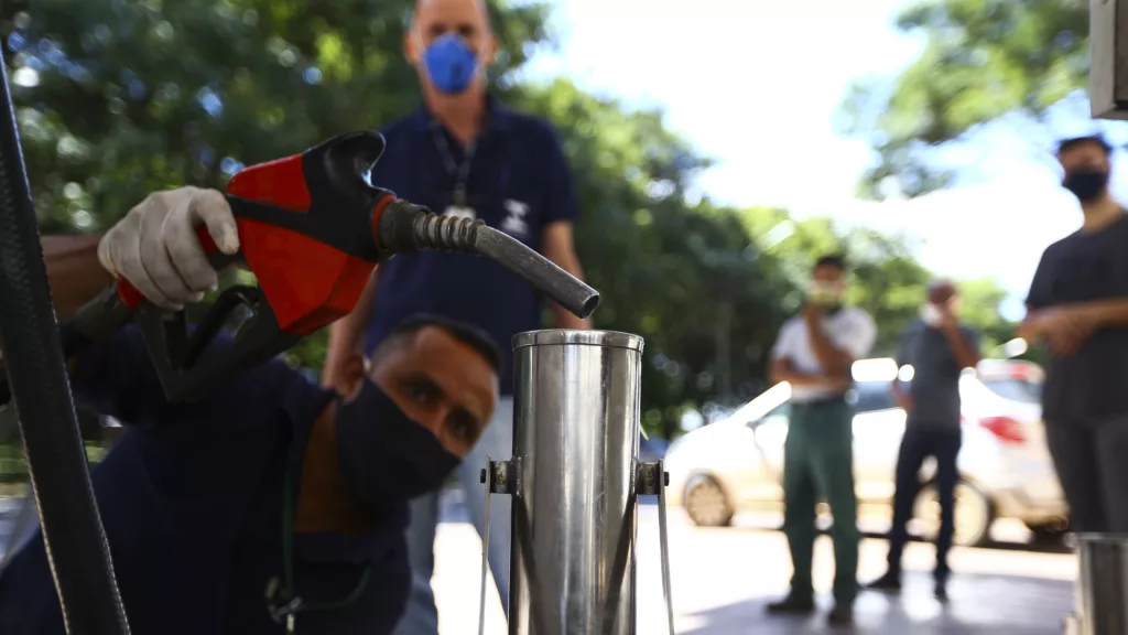Força-tarefa integrada pela ANP com Procon e Inmetro para fiscalização em postos revendedores de combustíveis em Brasília-DF, em 15/3/2021 (Foto Marcelo Camargo/Agência Brasil)